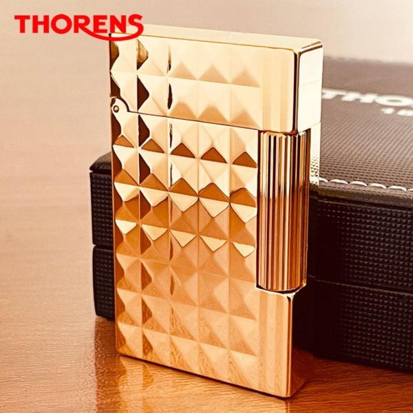 Элегантная золотая зажигалка газовая Thorens с объемным узором.