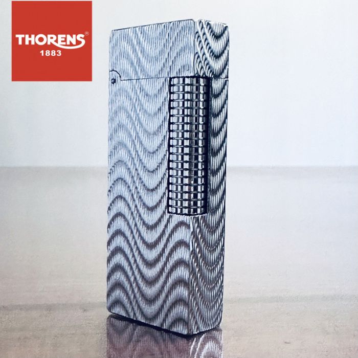 Элегантная газовая зажигалка Thorens с узором волны серебряная