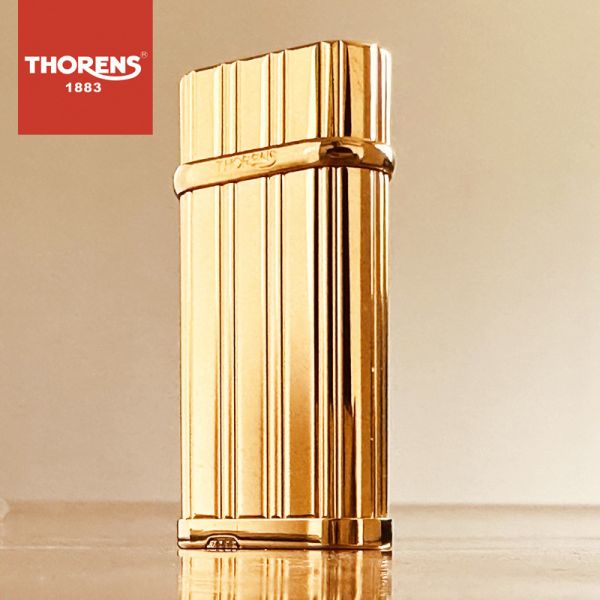 Премиальная золотистая зажигалка газовая Thorens с вертикальными полосами.