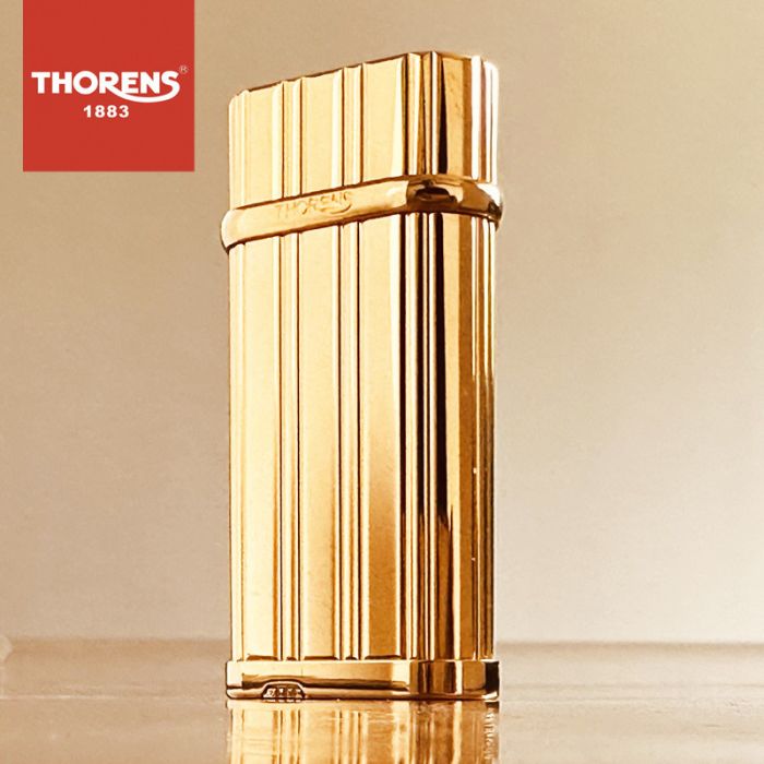 Премиальная золотистая зажигалка газовая Thorens с вертикальными полосами.