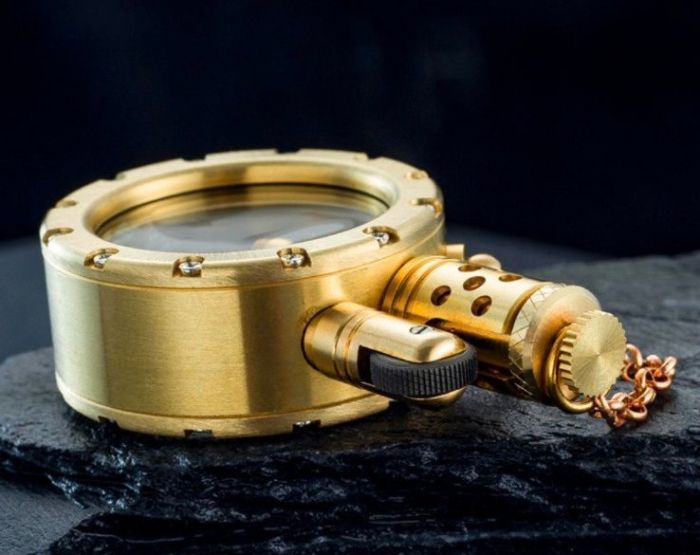 Винтажная бензиновая зажигалка золотистого цвета