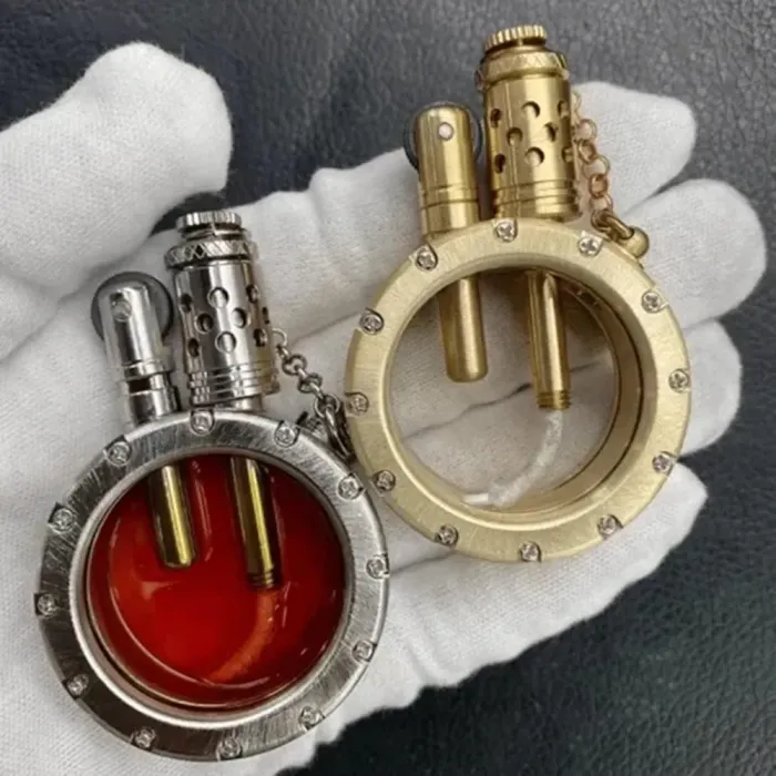 Винтажная бензиновая зажигалка золотистого цвета