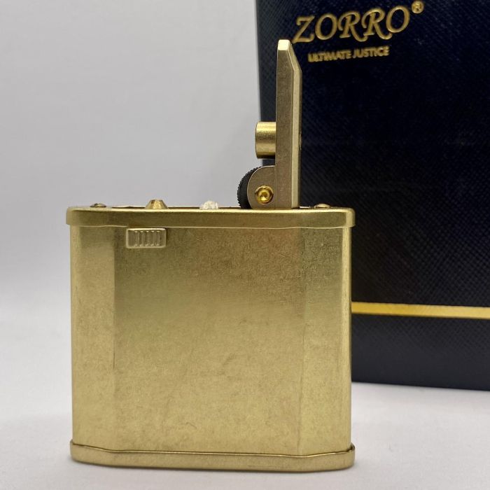 Бензиновая зажигалка ZORRO в золотом цвете.