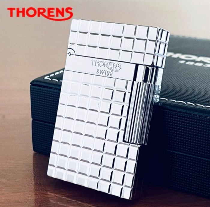 Премиальная газовая зажигалка Thorens с квадратным узором серебриста