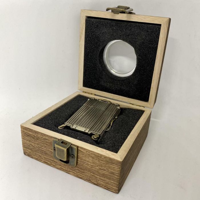 Коллекционная бензиновая зажигалка Zippo "The Traveler" в виде миниатюрного дорожного чемодана
