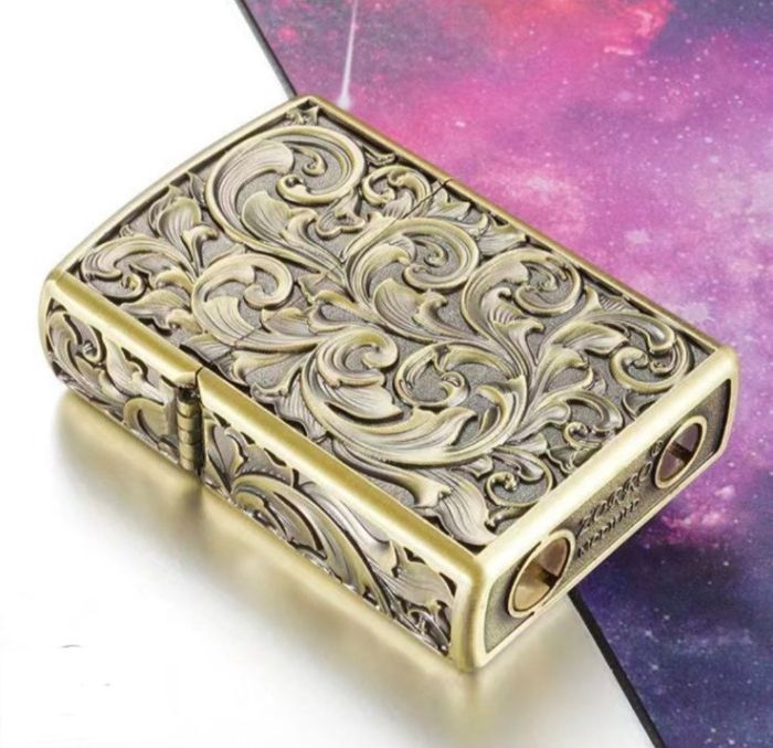 Бензиновая зажигалка Zorro "Antique Brass" с художественной гравировкой Золотистая