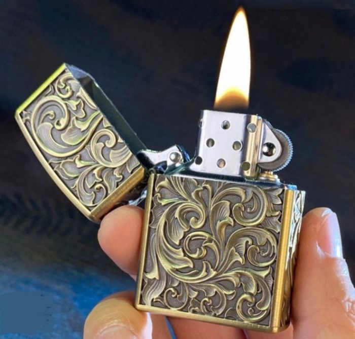 Бензиновая зажигалка Zorro "Antique Brass" с художественной гравировкой Серебриста
