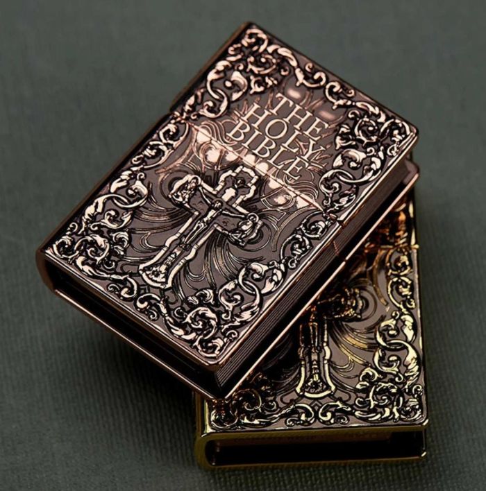 Бензиновая зажигалка Zorro «The Holy Bible» (Святое Письмо) – Коллекционное издание Золотистая