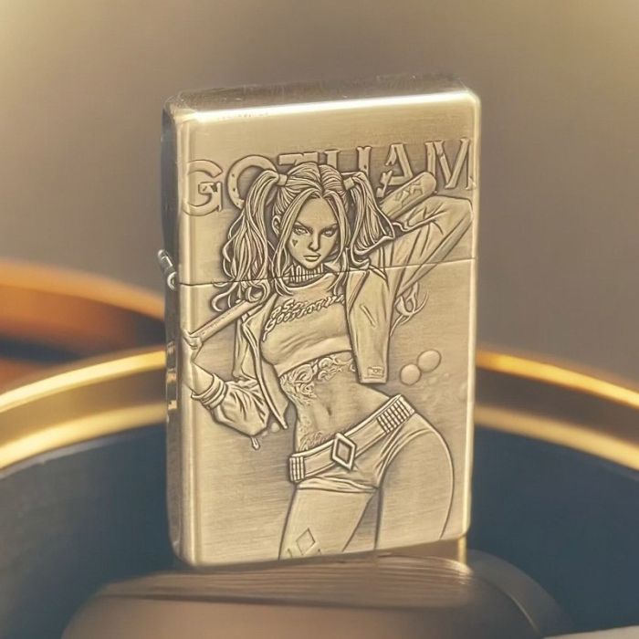 Бензиновая зажигалка KOJI серия GelanG «Harley Gotham» Девушка с битой
