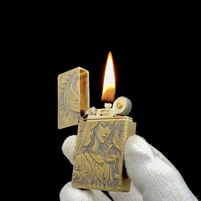 Элитная бензиновая зажигалка Koji «Свита Мария / Дева Мария», массивная латунь (в подарочной коробке)