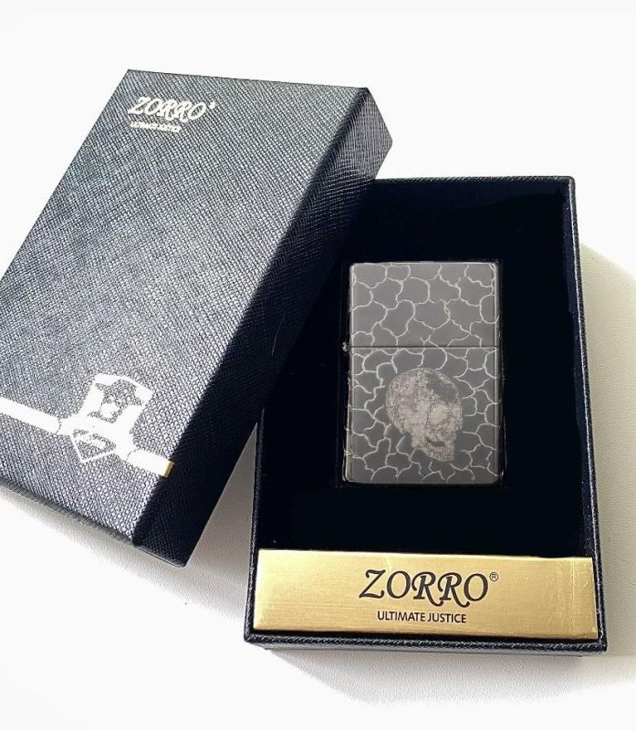 Бензиновая зажигалка ZORRO с фактурной гравировкой и черепом (зеркальное хромированное покрытие)