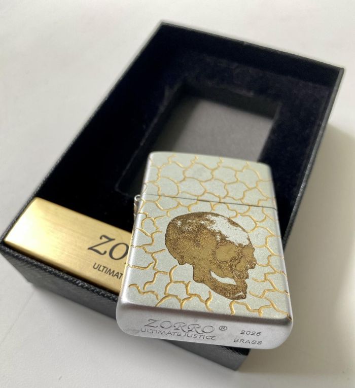 Бензиновая зажигалка Zorro с гравировкой «Череп» (матовая серебристая) в подарочной упаковке