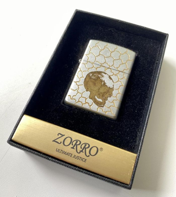 Бензиновая зажигалка Zorro с гравировкой «Череп» (матовая серебристая) в подарочной упаковке